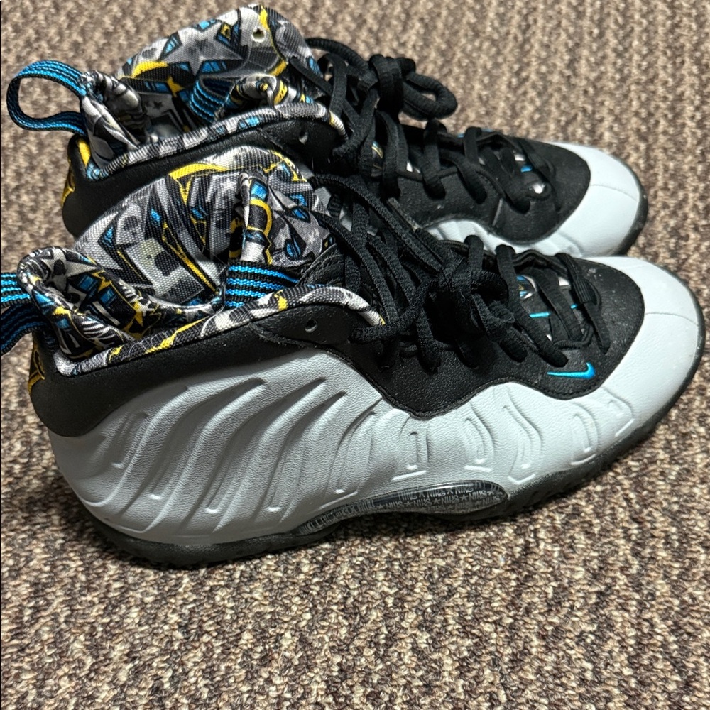 Nike Kids' Foamposite-style High-Top Sneakers in Light Gray/Black/Blue - Picture 2 of 6